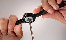 Cutting the thread on a truss rod